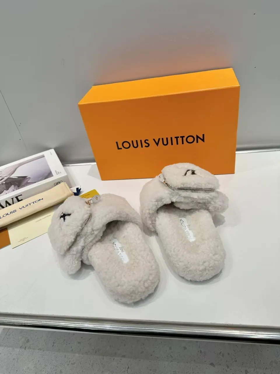 👟👟Ex-factory price 500👟👟 Popular style [LV mop] official website synchronization: counter quality! My family only makes all-genuine lamb 🐑 wool. A giant trendy fall and winter thick-soled fur flip flop. The super comfortable and luxurious wool texture makes your feet more beautiful, confident and comfortable. It is very suitable for home and outdoor use. 1: Fabric: Genuine leather lamb 🐑 wool 2: Lining: Genuine leather lamb 🐑 wool 3: Foot pads: Genuine leather lamb 🐑 wool 4: Outsole: Wear-resistant and non-slip rubber outsole 5: Number of yards: 35-41 yards [Note: 41 customized]